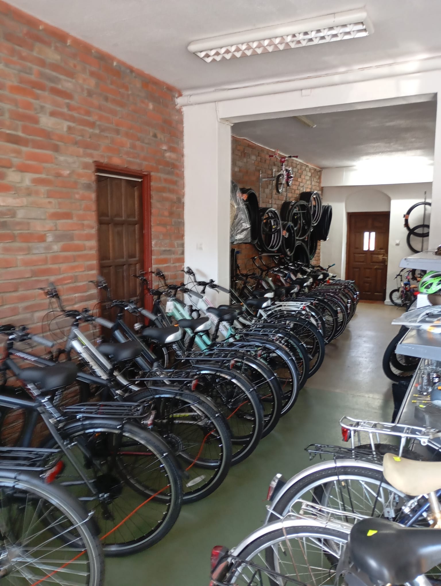 Wnętrze Sklepu Rowerowego Kurów z szerokim wyborem rowerów